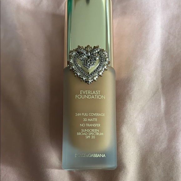 Dolce & Gabbana Other - Dolce & Gabbana Everlast Foundation – Beige/Tan